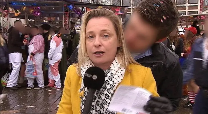 Manosean en vivo a una reportera en el carnaval de Colonia