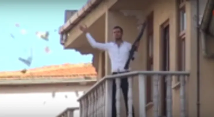 Hombre roba banco y tira el dinero desde un balcón a la calle
