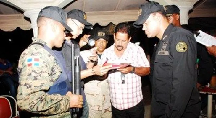 El MIP notifica 17 negocios y se incauta de 14 armas de fuego