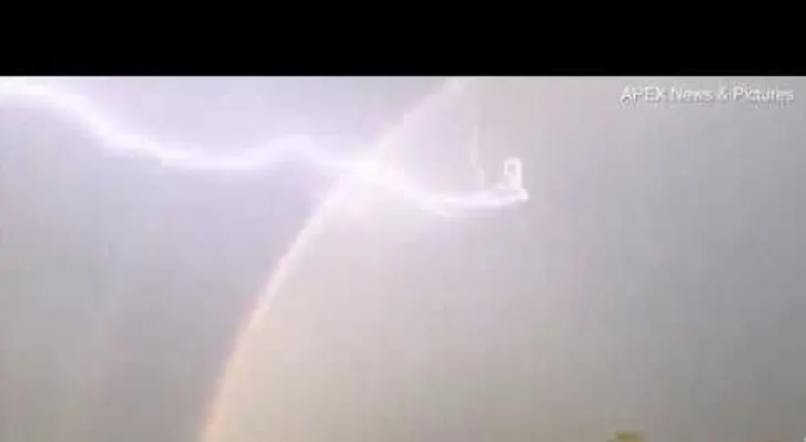 Waoo: Un misterioso objeto negro no identificado cae del cielo durante una tormenta eléctrica