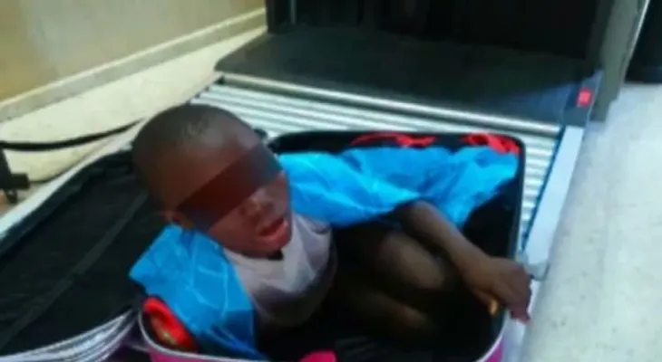 Autoridades impactadas tras encontrar niño en una maleta (Video)