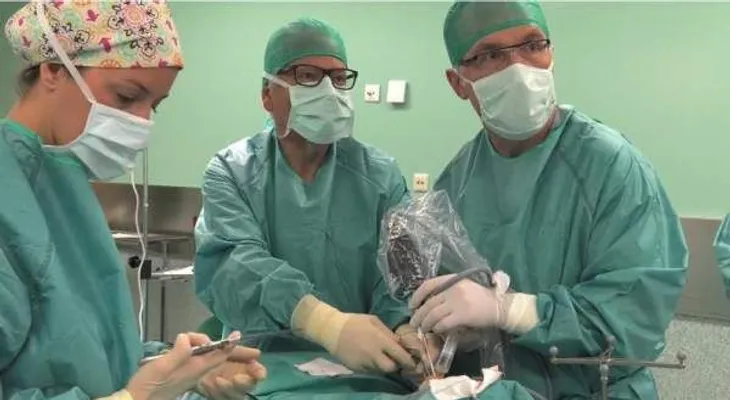 Extirpan un tumor cerebral por la nariz a una niña de cuatro años  