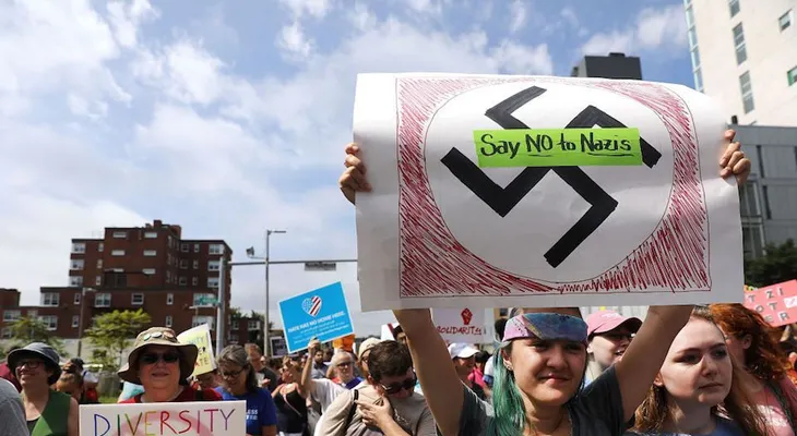 Miles marchan en Boston contra polémica manifestación a una semana de Charlottesville