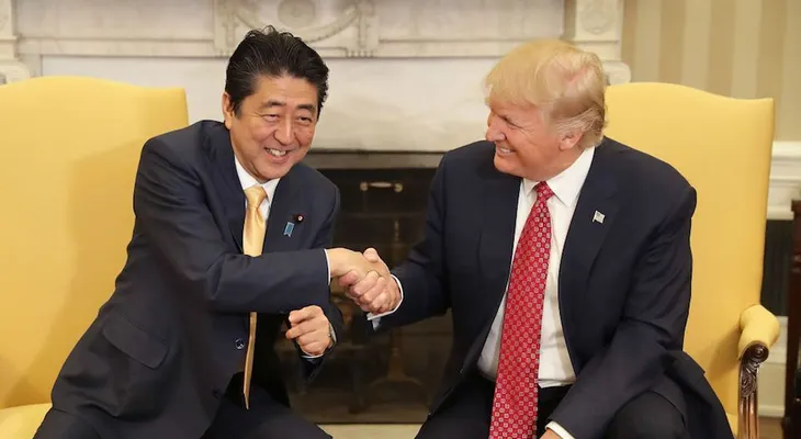 El incómodo saludo de mano de 19 segundos entre Donald Trump y Shinzo Abe