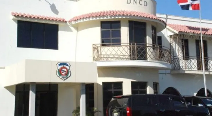 La DNCD detiene tres hombres por un "punto" de drogas y a dos de sus clientes