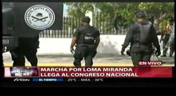 Marcha caravana por Loma Miranda llega al Congreso