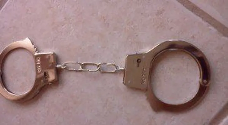 Un oficial abusador esposa a niño hispano de ocho años con déficit de atención