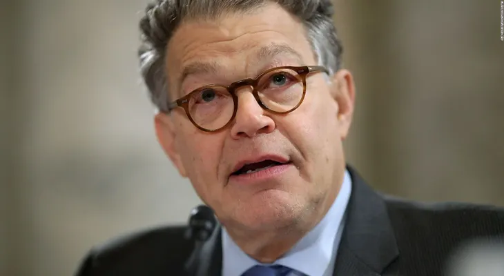 El senador Al Franken promete renunciar en las próximas semanas