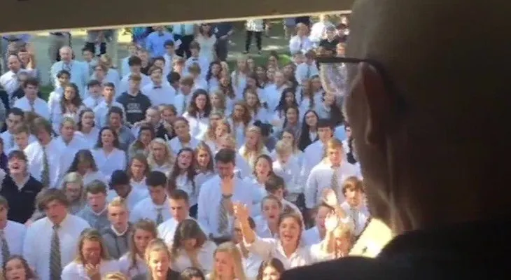 400 estudiantes le cantan a su profesor enfermo de cáncer