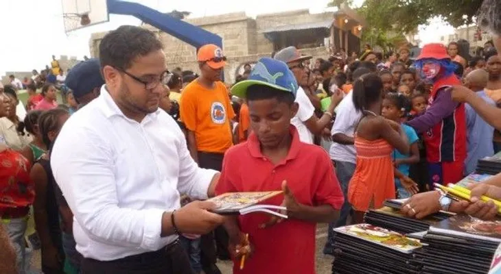 La Fundación Pague a Un Tercero entrega útiles escolares