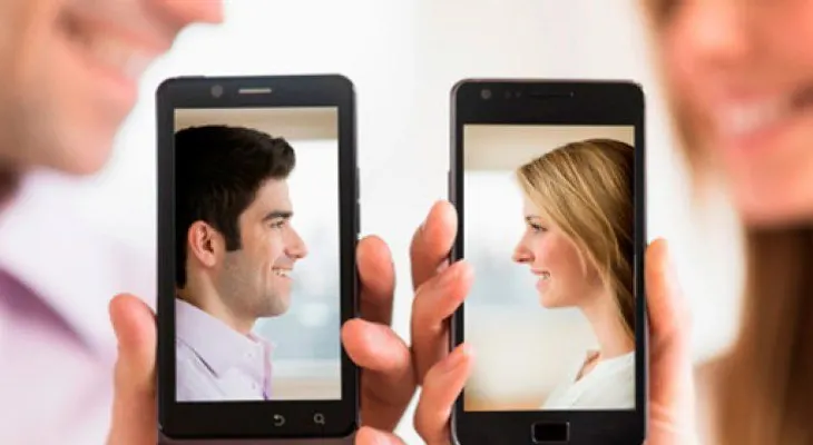 Extender las extremidades hace ver a las personas más atractivas en fotos