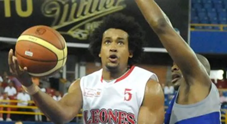 Manuel Fortuna repite como héroe de Leones
