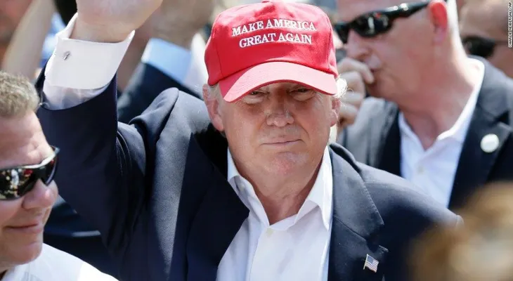 Yo soy Batman: le dice Donald Trump a un niño en un paseo en helicóptero