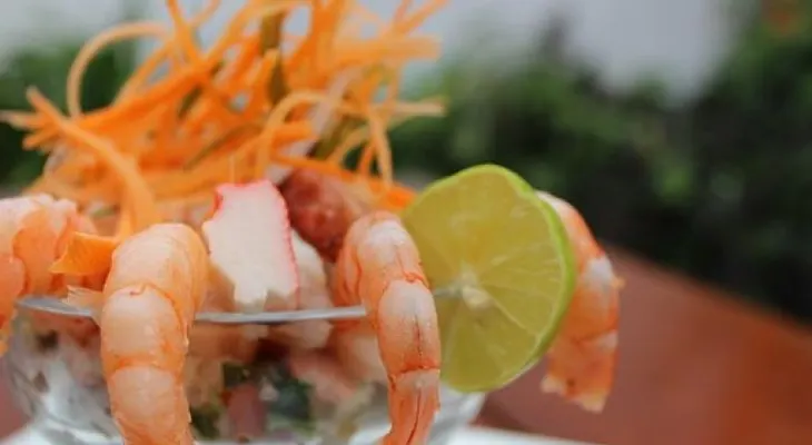 Ceviche de camarones con leche de coco y mango. Buen provecho