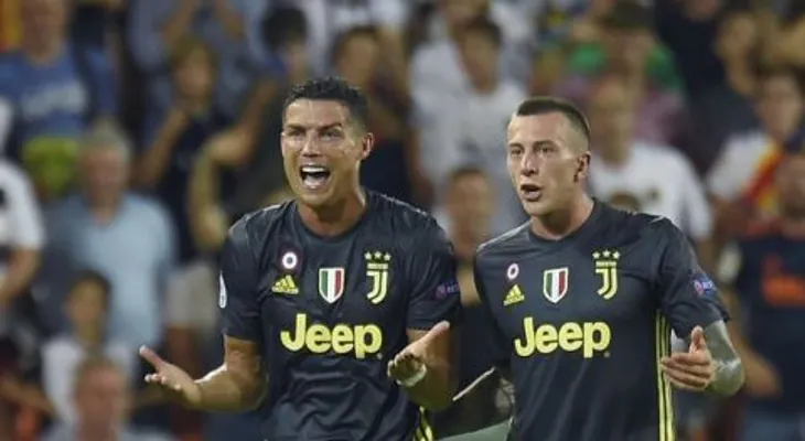 Los memes de la expulsión de Cristiano Ronaldo en su debut de Champions con Juventus