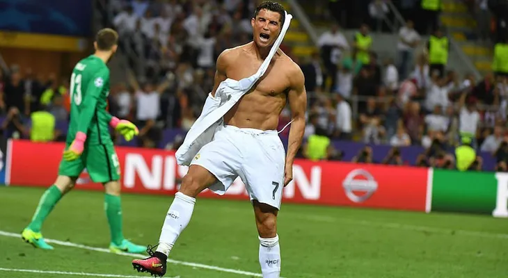 Televisión catalana reconoce que borró abdominales en foto de Cristiano Ronaldo