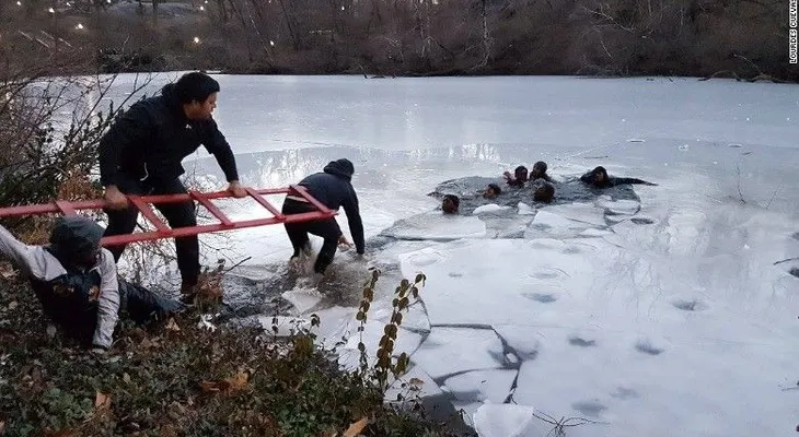 Modelos salvan a adolescentes que cayeron a lago congelado mientras se tomaban selfies