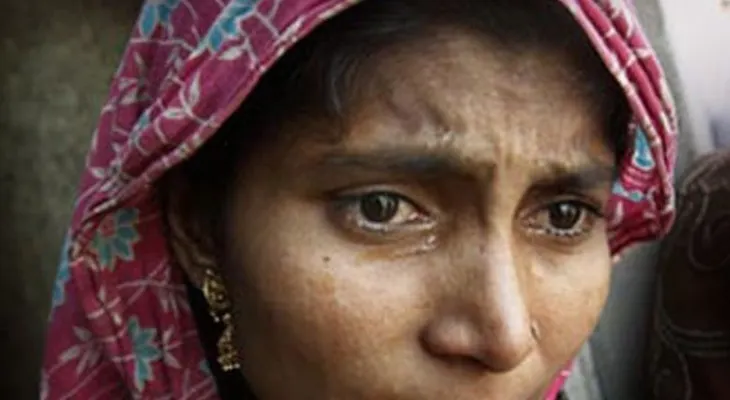 Una joven india se arroja de un segundo piso para escapar de sus violadores