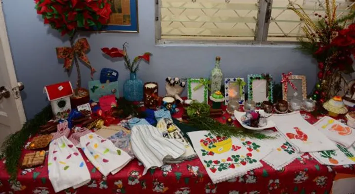 Jóvenes con limitaciones exhiben y venden artesanías que fabrican