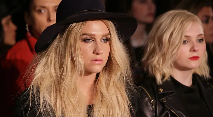 Kesha dice que le ofrecieron "libertad" si se retractaba de denuncias de abuso sexual