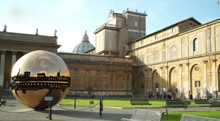 Por qué El Vaticano pinta sus edificios con leche