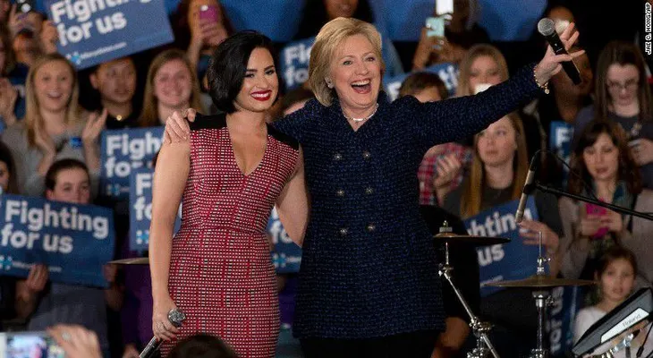Hillary Clinton se apoya en Demi Lovato para atraer a las votantes jóvenes