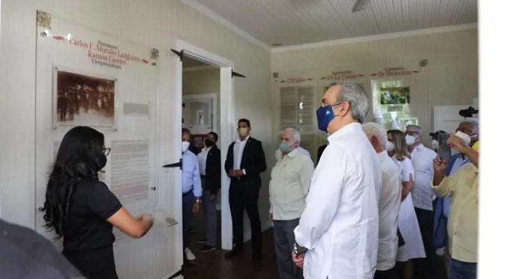El presidente Abinader supervisa proceso vacunación en Moca y visita Museo de Ramón Cáceres
