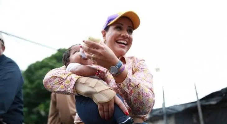 Margarita baila durante marcha caravana en Santiago