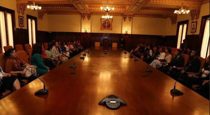 Jóvenes realizan recorrido en las instalaciones del Palacio Nacional