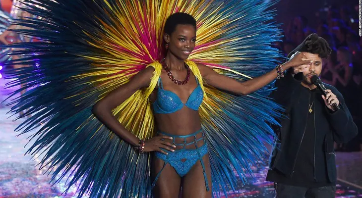 Modelo hace historia con su afro en el desfile de Victoria s Secret