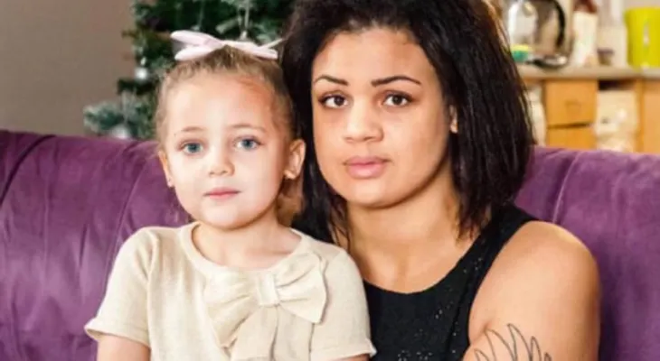 La madre la dejó ir sola al baño, y lo que sucedió fue triste y doloroso 