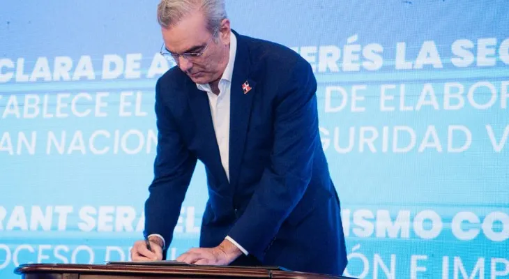 Abinader lanza Pacto de siete compromisos para resolver problemas del tránsito