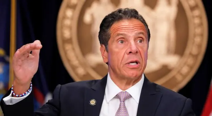 Siguen denuncias contra Cuomo por conducta inapropiada: Otra mujer dice fue besada de una "manera muy agresiva"