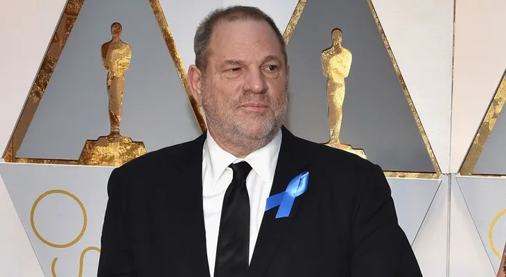 Reapareció Harvey Weinstein: de incógnito, con una peluca y una extraña inscripción en su gorro