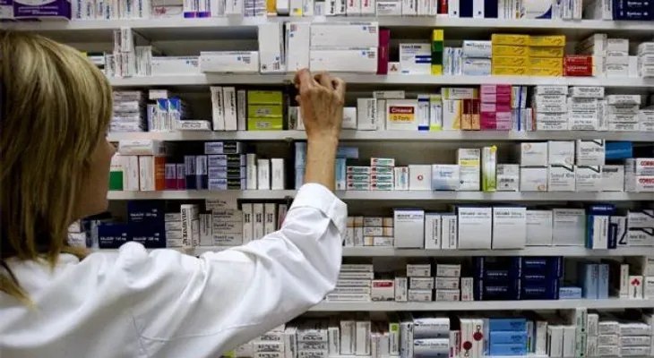 Farmacias trabajan medio turno ahogados por la escasez