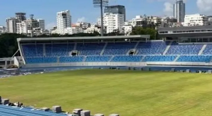 Kelvin Cruz muestra el área verde del Estadio Félix Sánchez recuperada 72 horas después del concierto de Ramón Orlando