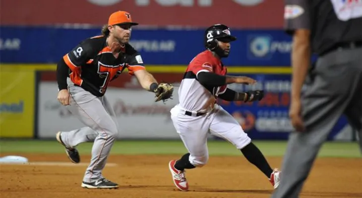 Aguilas ganan tercero al hilo, Toros apabullan 11-3 a los Leones y Licey vence 6-3 a las EO