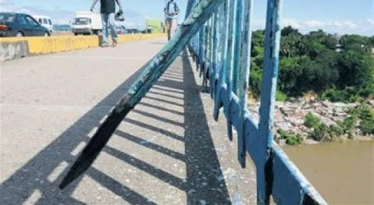 Asaltante era perseguido por multitud muere al lanzarse del puente de La 17 