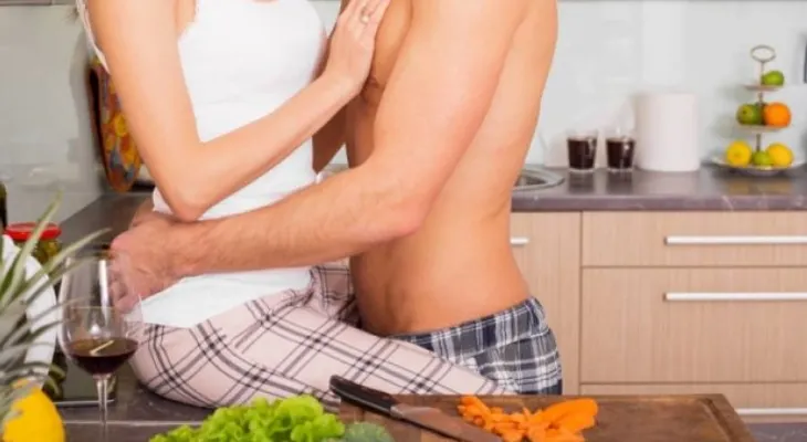 Las mejores posiciones para tener sexo muy placentero en la cocina