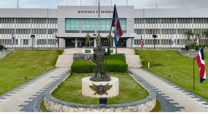 Abinader ordena cobertura total de salud para miembros FF.AA