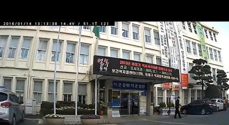 San Andreas surcoreano: Una anciana se empotra en un Ayuntamiento tras una carrera suicida
