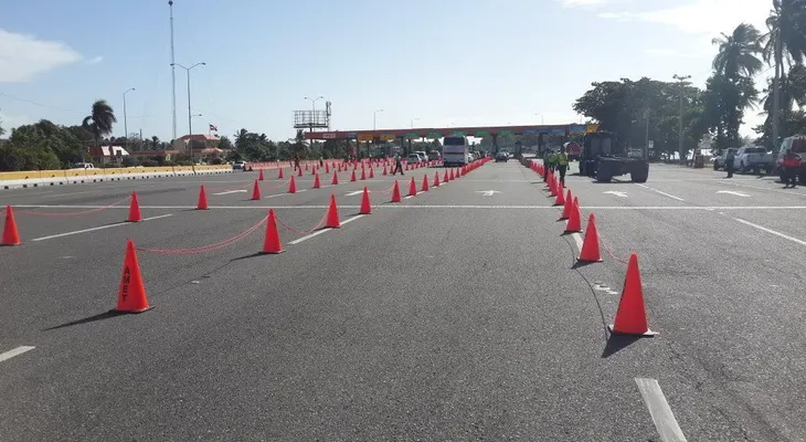 Obras Públicas y Amet instalan conos en peaje Las Américas para agilizar tránsito