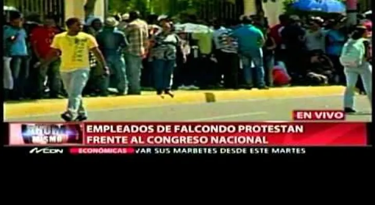 Empleados de Falcondo protestan frente al Congreso Nacional