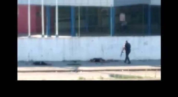 FUERTE VIDEO: Dos policías matan a quemarropa a dos alegados bandidos 