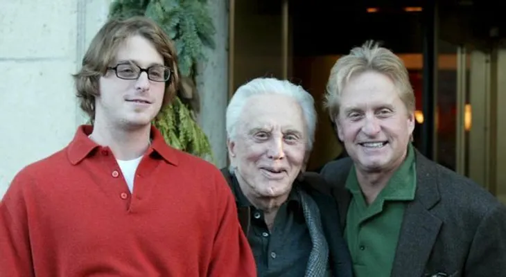 Hijo Michael Douglas obtiene permiso judicial para visitar a su abuelo
