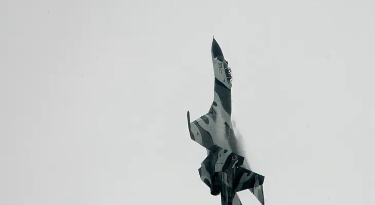 Avión de combate ruso hace maniobra acrobática sobre avión de reconocimiento de EE.UU.