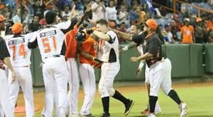 Se produce un triple empate entre EO, Escogido y Toros, con 8-6, en el Round Robin; Licey 4-10