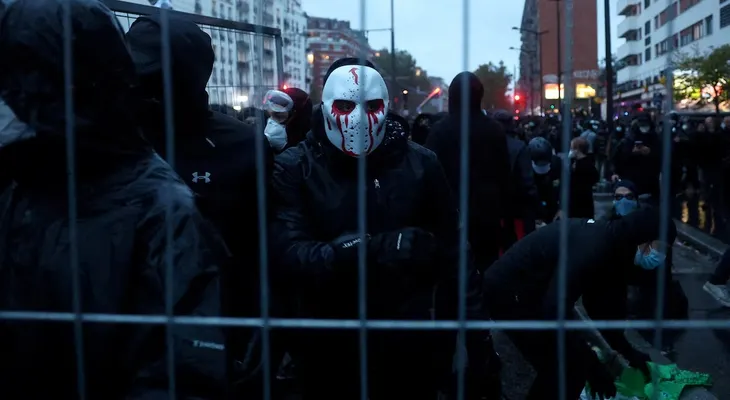 Francia despliega 70.000 efectivos y cierra más de 40 estaciones de metro ante el tercer sábado de protestas marcado por Halloween