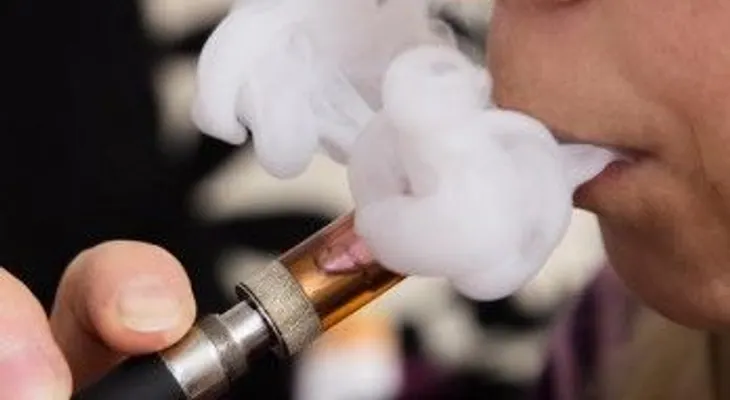 Pierde ocho dientes al explotarle cigarrillo electrónico