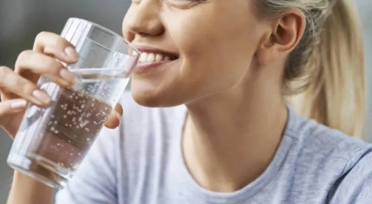 Lo que sucede a tu organismo cuando solo bebes agua durante un mes
